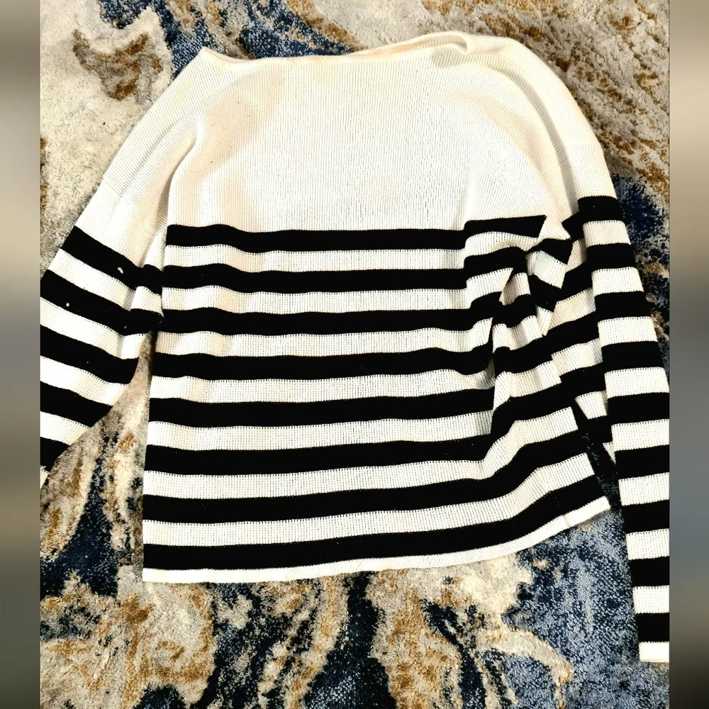 Cyrus Classic Black and White Knit Top Size XS (Rayon/ Nylon Blend)